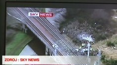 Spadlé letadlo poničilo i vlak. Dva mrtví