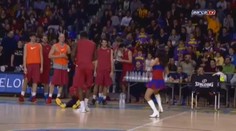 Sexy roztleskávačka vyzvala k tanci basketbalistu. Trsali jako Michael Jackson