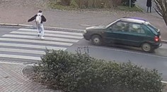 Řidič srazil na přechodu dívku. Poplácal ji po ramenou a ujel, hledá ho policie