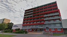 Nikola (15) vyskočila z pátého patra intru. Našli ji v kaluži krve