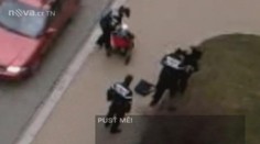 Převrátila si ho sama, tvrdí strážník, který vyklopil matce dítě z kočárku