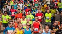 Hrdinský čin běžce na půlmaratonu. Soupeřku donesl do cíle na zádech