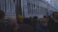 Ukrajinci čekají ve Lvově na vlak do Polska, na nádraží jich jsou tisíce