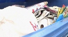 Muži se zasekla hlava v odpadkovém koši, lovil z něj cigaretu