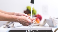 Muži spotřebují více vody při mytí nádobí než ženy, ukazuje průzkum
