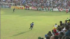 VIDEO: Praštil soupeře stativem a zlomil mu tři žebra