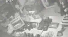 VIDEO: Sériového lupiče benzínek zachytila kamera