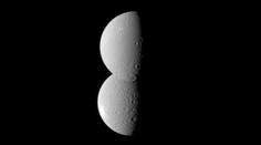 FOTO: Sněhulák ve vesmíru? Saturnovy měsíce zmátly astronomy