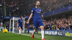 Skvělá oslava! Fanynka si narvala obličej Higuaína mezi prsa
