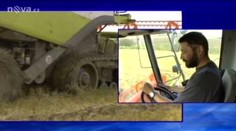 VIDEO: S podmáčenými poli si poradí jen speciální kombajn