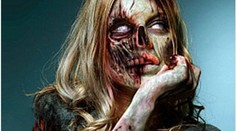 Po nehodě z auta vylezli zombíci. Jeli na maškarní