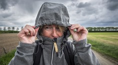 Počasím zamává studená fronta. Prudký pokles teplot, déšť a bouřky