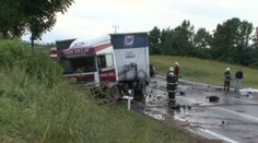 Předjížděl, pak zemřel pod koly kamionu