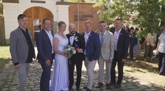 Oblíbený hokejový komentátor se oženil. Vybral si magické datum