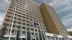 Z univerzitního hotelu vyskočila mladá žena! Vedení školy mlčí