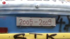 Studenti počmárali sběrateli trabant a udělali si z něj tablo