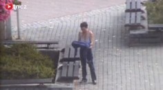 Svlékala se před policejní kamerou. Chtěla sex se strážníky
