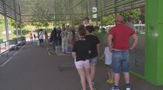 Plná parkoviště i benzínové pumpy! Lidé vyrazili na velké nákupy