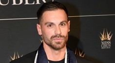 Adam Šedro z Love Islandu se bude ženit. Partnerku překvapil prstýnkem na Bali