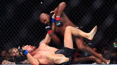 Jones vyhrál 22. zápas v UFC a obhájil titul. Jeho hvězdný soupeř ukončil kariéru