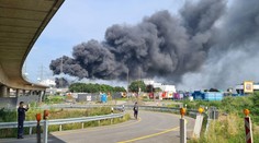 Výbuch v obří německé chemičce: 14 lidí je zraněných, v továrně vypukl požár