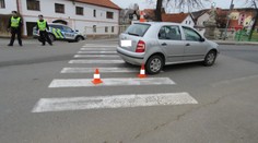 K přechodu se rychle hnalo auto, chlapce zachránila jeho sestra!