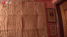 Zamiloval se do Egypta. Bydlí s mumií v pyramidě