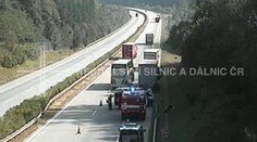 Řidič vystoupil při nehodě z auta. Smetl ho projíždějící autobus