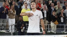 Menšík píše tenisovou pohádku. V Paříži září i před přítelkyní, soupeř smekl