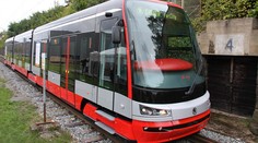 Představení nové tramvaje 15T. Příští rok bude jezdit v Praze