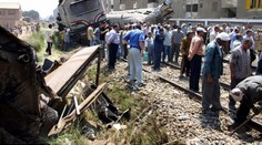 Čtyřicet dětí zemřelo při srážce autobusu s vlakem v Egyptě
