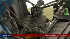 VIDEO: Nehoda: Hasiči vystříhali řidiče z avie