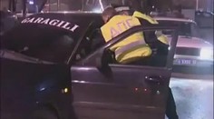 VIDEO: Opilý Rus před policisty TELEFONOVAL RUKOU A CIGARETAMI