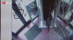 Lupič chtěl vyloupit banku. Ze dveří ho vyhodila ostraha