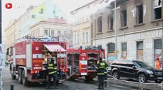 V Karlíně uhořel ve squatu člověk, další dva zranění