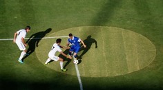 Fotbal na baseballovém hřišti! Realu slalom mezi metami nevadil