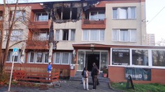 Z hořícího hotelu hasiči evakuovali 24 lidí, dva museli do nemocnice