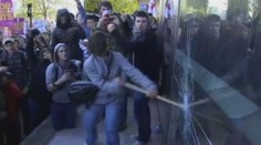 Demonstrace proti školnému se zvrhla v rabování!