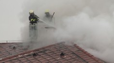 Plameny uvěznily ženu na balkoně rodinného domu, na pomoc přispěchali hasiči
