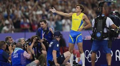 Nečekané gesto. Duplantis slavil světový rekord imitováním tureckého střelce