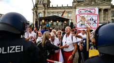 V Berlíně zatkli stovky demonstrantů. Protestuje se i v Kanadě a Británii