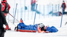 Parťačku Evy Samkové ze svahu odvezli na saních, při pádu utrpěla zlomeninu