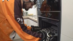 Místo hokejky váleček. Příbramský tým pekl cukroví pro děti v nemocnici