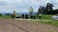 Muž spadl z traktoru, ten ho následně přejel. Na místě zemřel