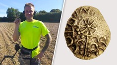 Muž na poli objevil poklad. Extrémně vzácná mince přepsala dějiny