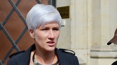 Mám jít prodávat do obchodu? Ohradila se Rathova exmluvčí kvůli vstupu do politiky