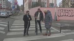 Chodci v ohrožení. Uprostřed přechodů v Praze na ně číhají parkovací sloupky