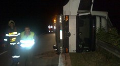 Na dálnici D11 u Kolína se převrátil kamion, dopravní komplikace zatím nehrozí