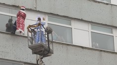 Děti v ruské nemocnici překvapili slaňující děda Mráz a Sněhurka
