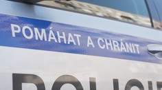Mladá žena měla týrat svou babičku. Policisté ji vykázali ze společného domu